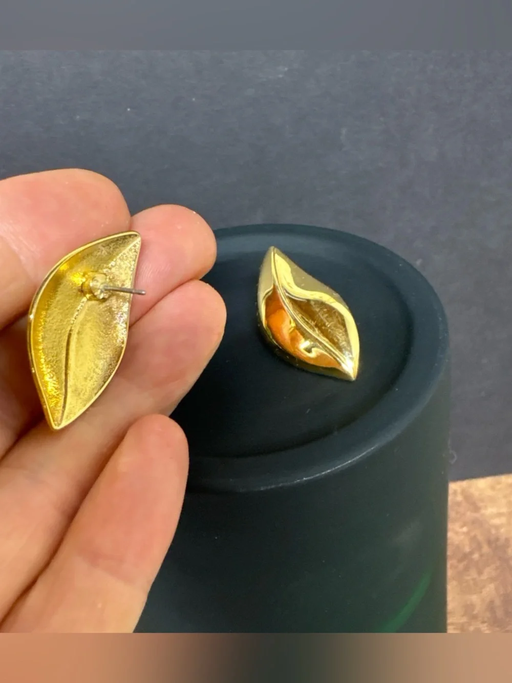 Vintage Gold Leaf-Shaped Women's  Earrings - Classic Gold Tone